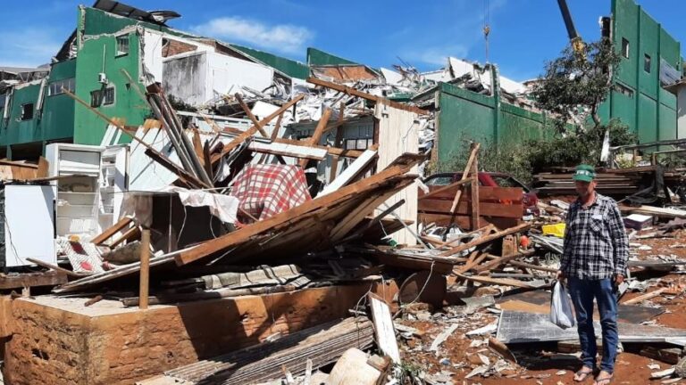 Destruição em Rio Bonito: pai encontra remédio entre escombros