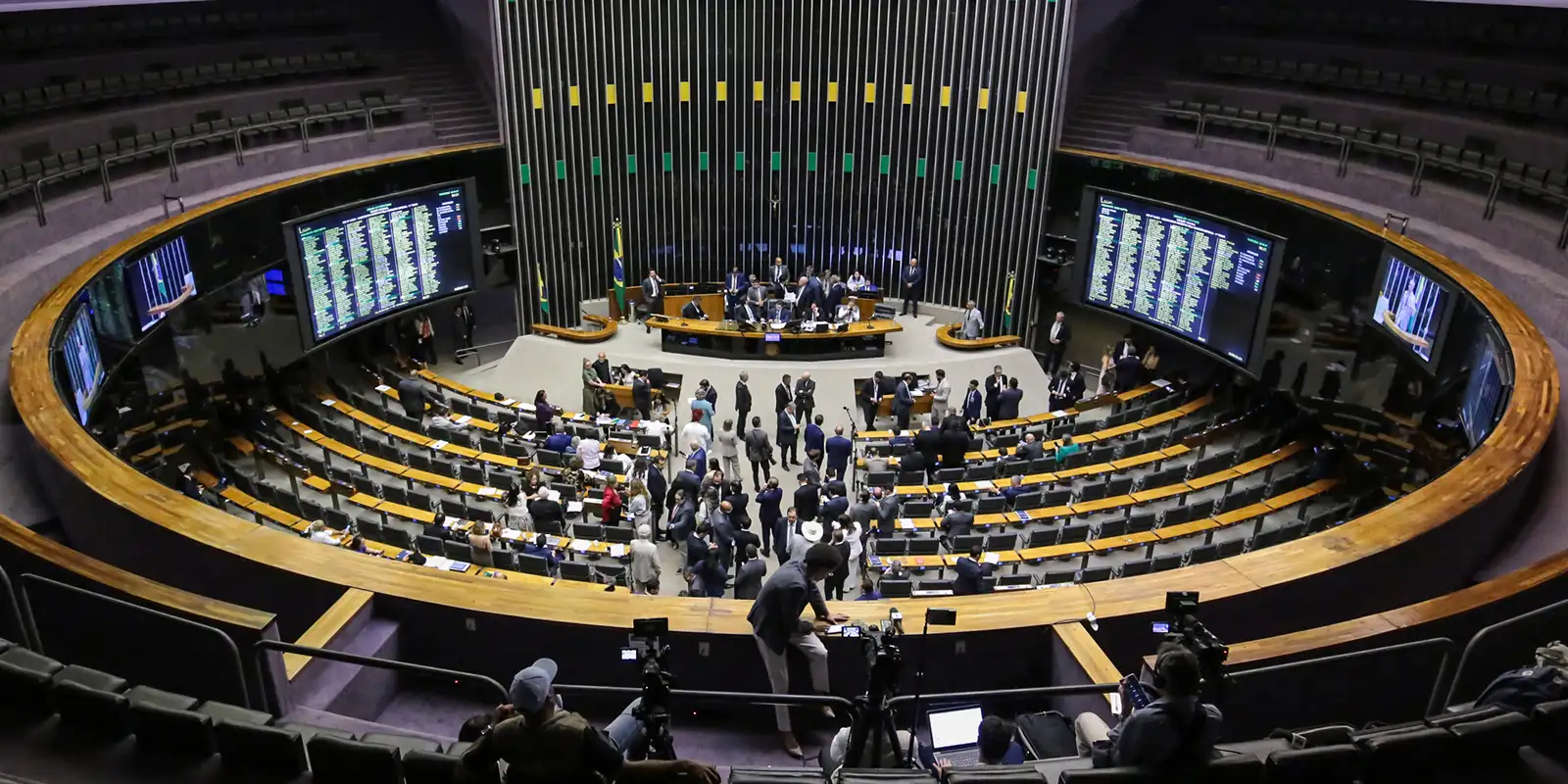 Faltas de Eduardo Bolsonaro impulsionam proposta para endurecer regras de cassação na Câmara