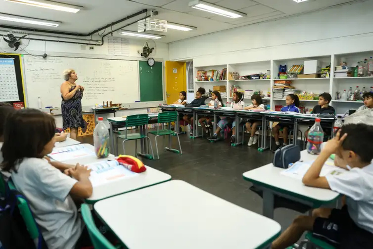 Desigualdade Salarial Persiste: Mulheres Ganham 15,8% Menos que Homens, Aponta IBGE