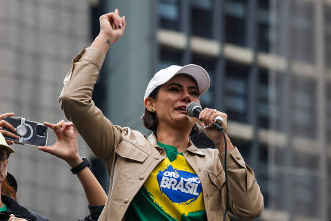 Michelle critica aliança com Ciro Gomes e responde filhos de Bolsonaro