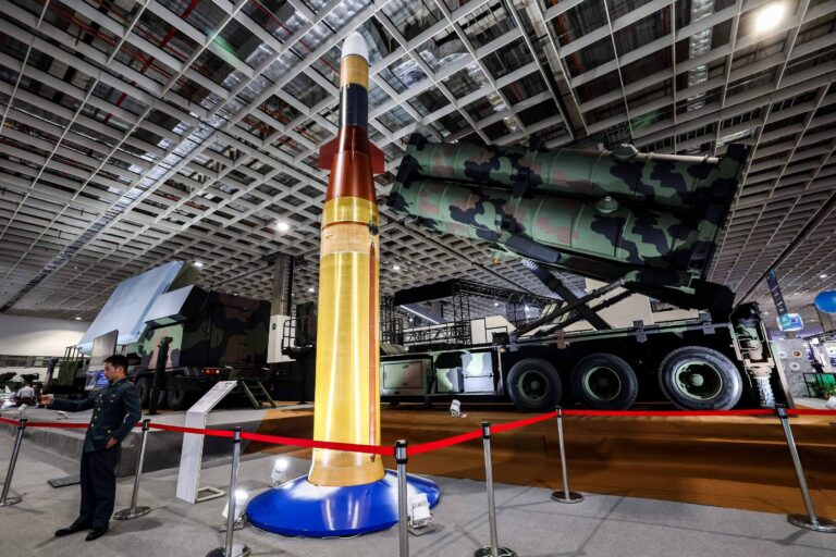 China impõe sanções a 20 empresas americanas após venda de armas a Taiwan