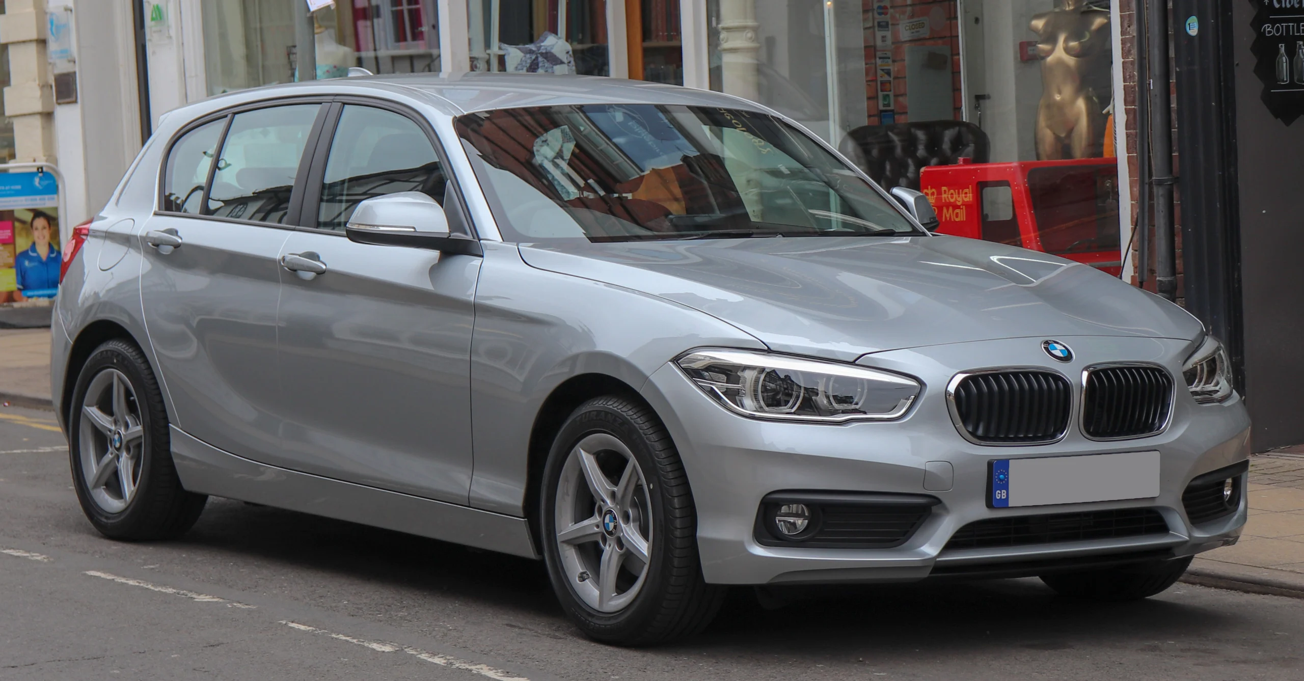Em meio à turbulência, BMW nada contra a corrente e lidera vendas de carros de luxo em novembro