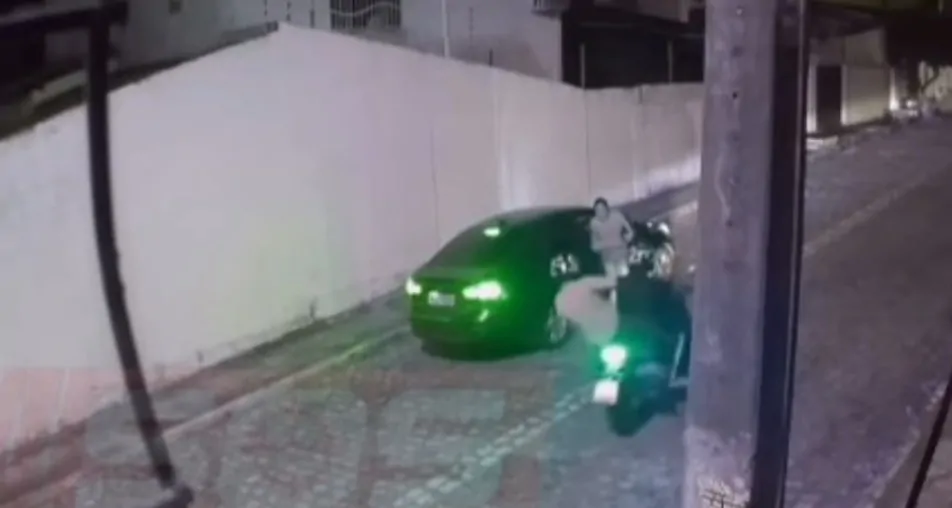 Câmeras registram assalto a carro em Nova Parnamirim; vítimas não ficaram feridas