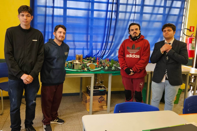 Alunos de Pinhais criam sistema inteligente para travessia segura em trilhos