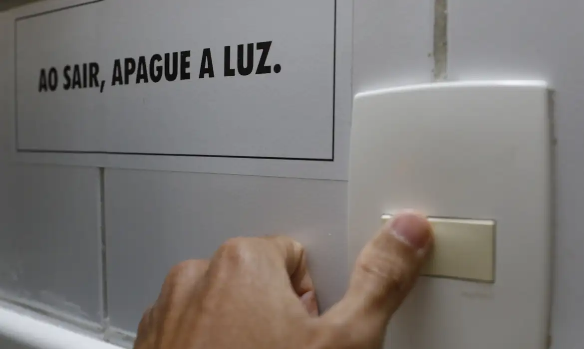 Conta de Luz Alivia o Bolso em Dezembro: Bandeira Amarela Reduz Tarifa em Mais de 200%
