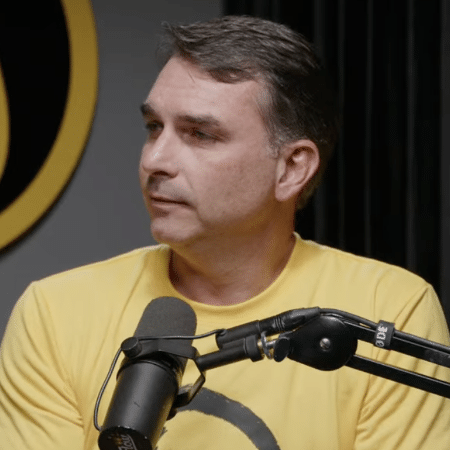 Flávio Bolsonaro critica condições de prisão do pai e compara a traficantes