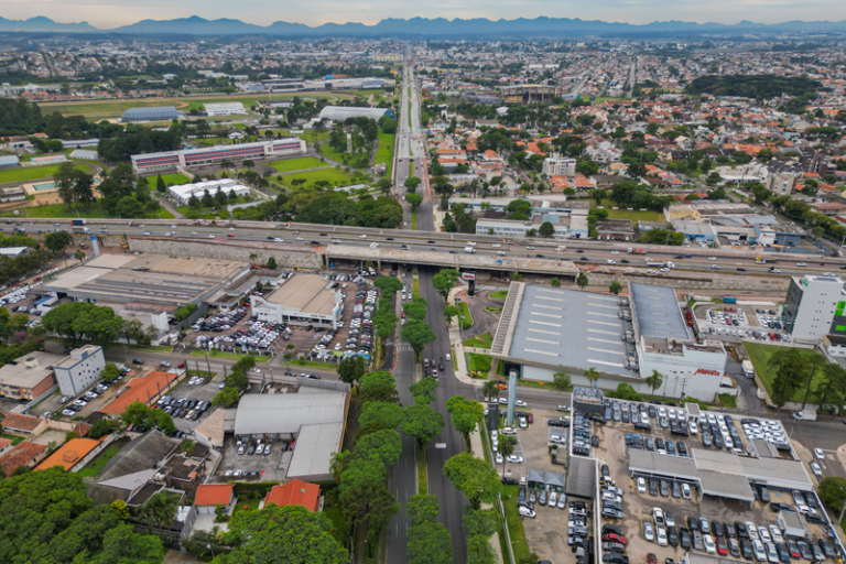 Obras de pavimentação avançam na avenida Victor Ferreira do Amaral em Curitiba