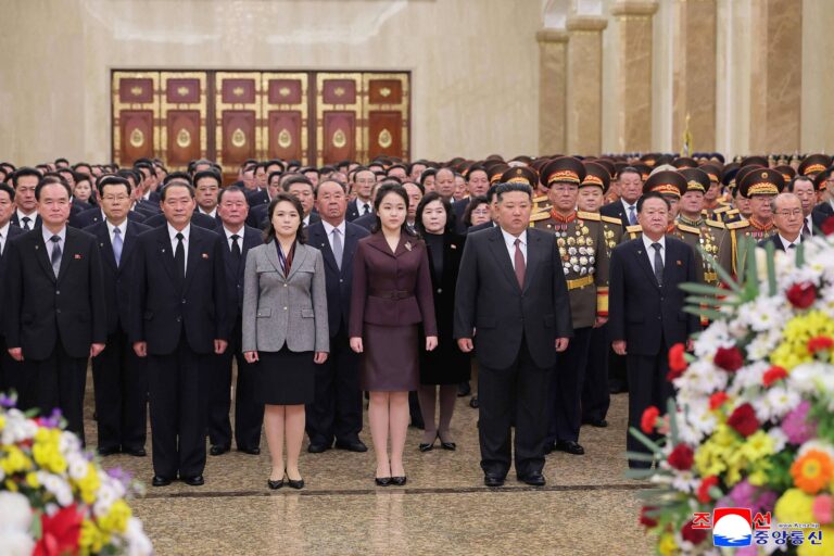 Filha de Kim Jong Un é apresentada como sucessora em visita histórica