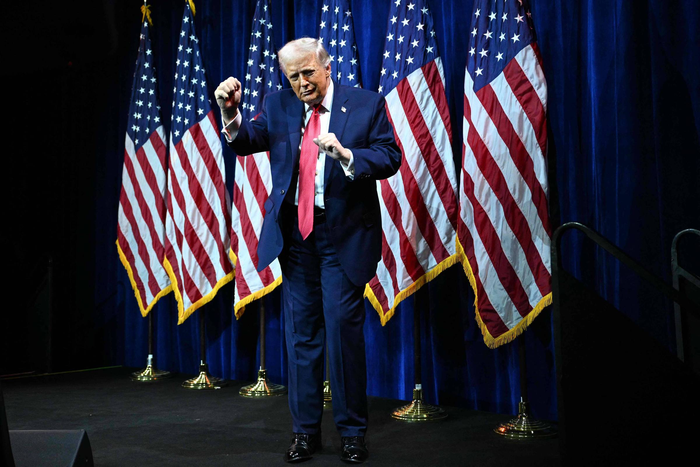 Trump mantém agenda dura em imigração e economia após um ano no poder