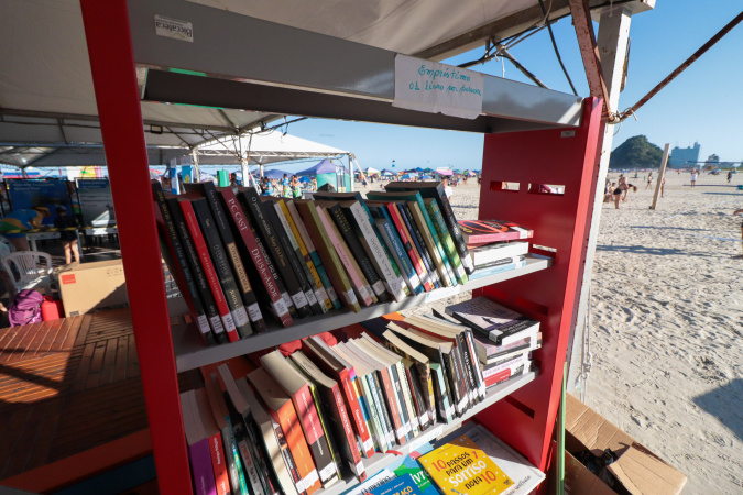 Bibliopraia promove leitura gratuita na Praia de Caiobá em Verão 2026