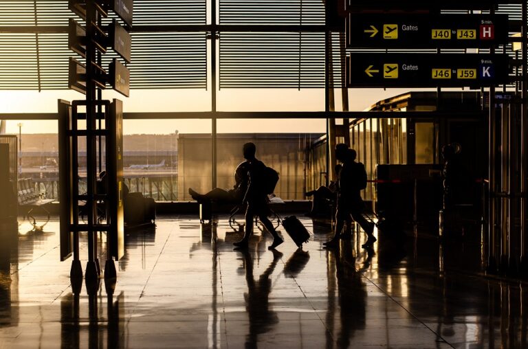 Idoso tenta embarcar com esposa morta e é preso em aeroporto da Espanha
