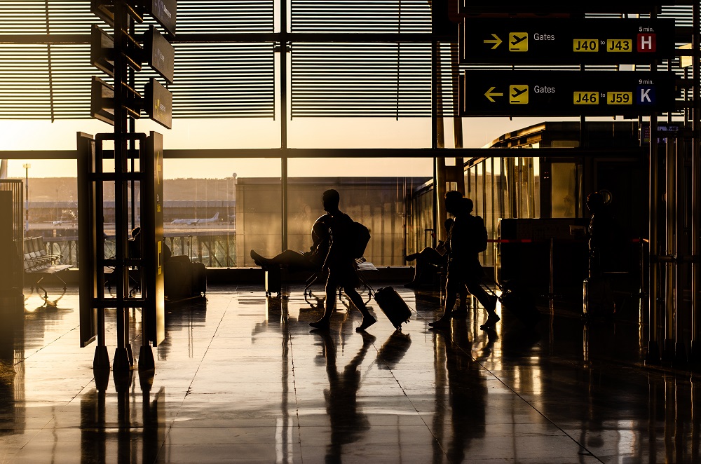 Idoso tenta embarcar com esposa morta e é preso em aeroporto da Espanha