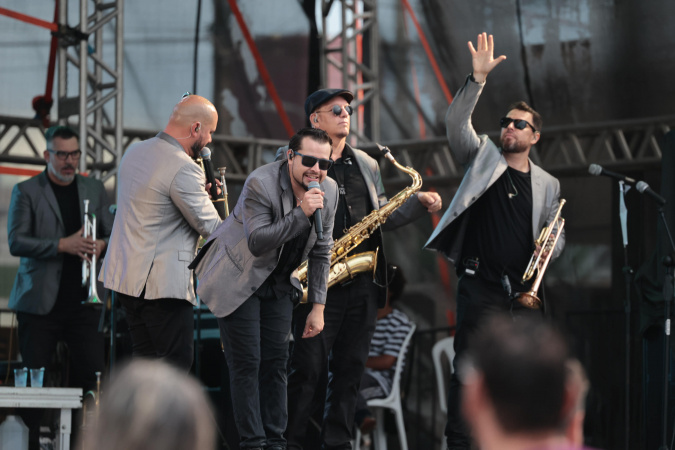Rock da Big Time Orchestra agita o palco Sunset em Guaratuba no Verão Maior Paraná