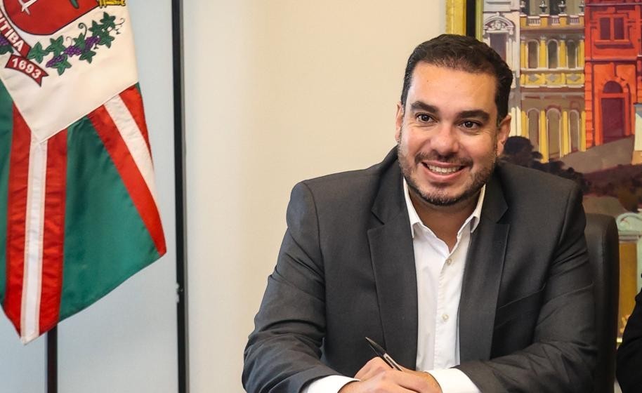 Paulo Martins usa interinidade na Prefeitura para ganhar tração na pré-campanha ao governo