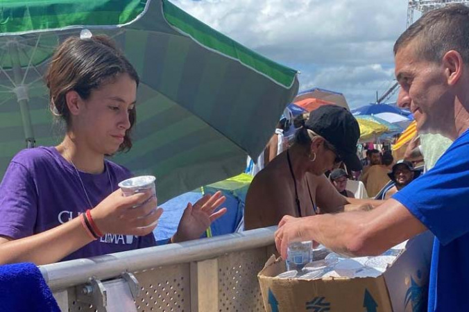 Sanepar distribui 175 mil copos de água no Verão Maior do Paraná