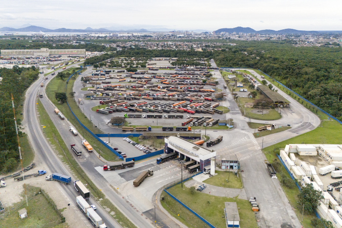 Pátio de triagem de Paranaguá bate novo recorde no recebimento de caminhões em 2025