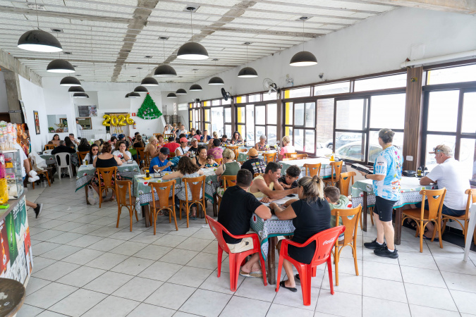 Verão Maior impulsiona turismo e comércio em Matinhos com lotação total