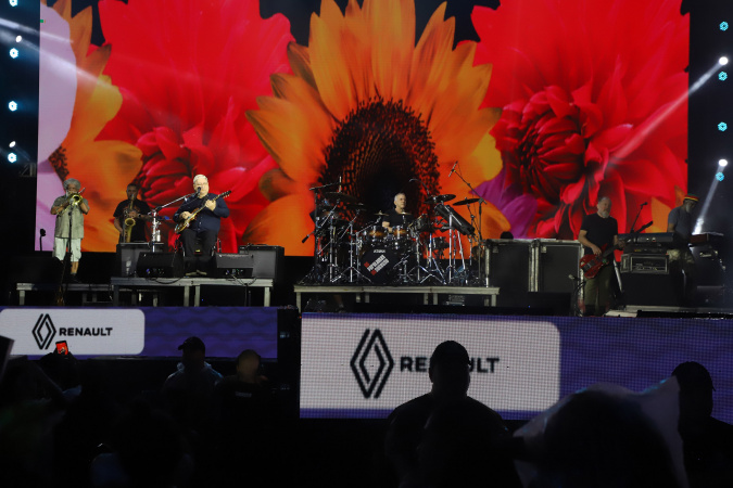 Paralamas do Sucesso emocionam público em show marcado por chuva em Matinhos