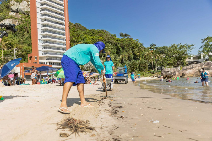 Sanepar intensifica limpeza e retira 8,8 toneladas de lixo nas praias do Paraná no Réveillon