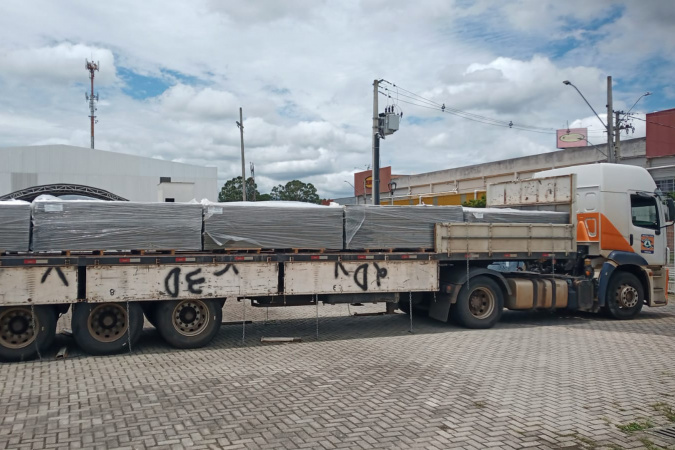 Defesa civil estadual reforça apoio com 2,6 mil telhas em São José dos Pinhais