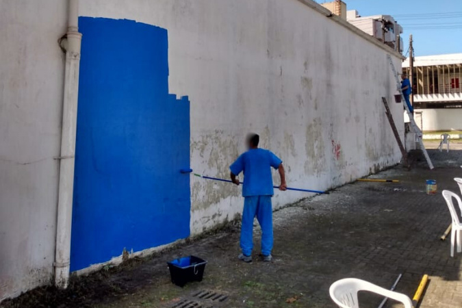 Custodiados do litoral reforçam limpeza e manutenção em escolas e postos de saúde