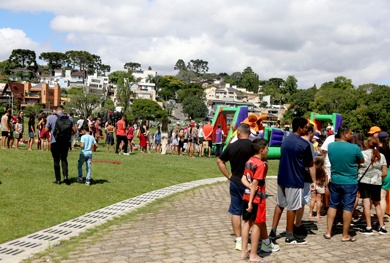 Verão Curitiba 2026 oferece skibunda e canhão de espuma neste domingo