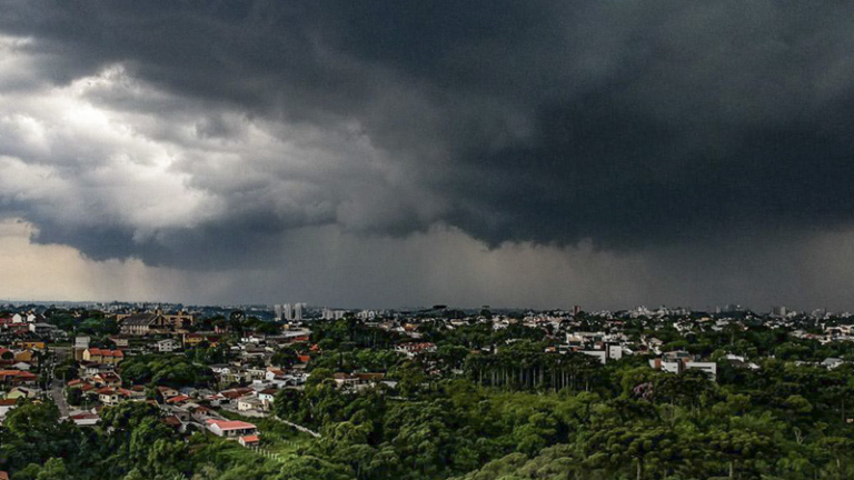 Chuvas intensas causam volumes extremos em bairros de Curitiba