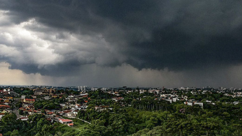 Chuvas intensas causam volumes extremos em bairros de Curitiba