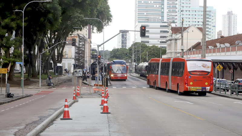 Mudanças na estação-tubo Eufrásio Correia alteram linhas de ônibus em Curitiba