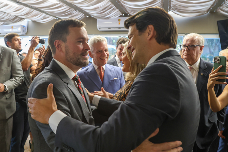 Prefeito Eduardo Pimentel acompanha posse do desembargador Luciano Falavinha no TRE do Paraná
