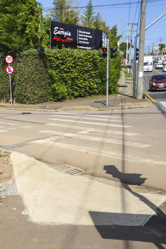 Semáforos com inteligência artificial melhoram segurança no trânsito de Curitiba