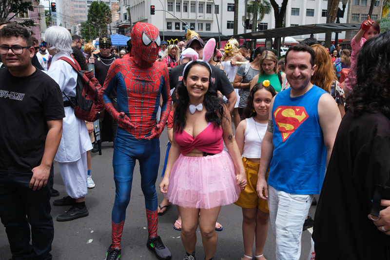 Carnaval de Curitiba inicia com folia nerd e bailinho infantil no Centro