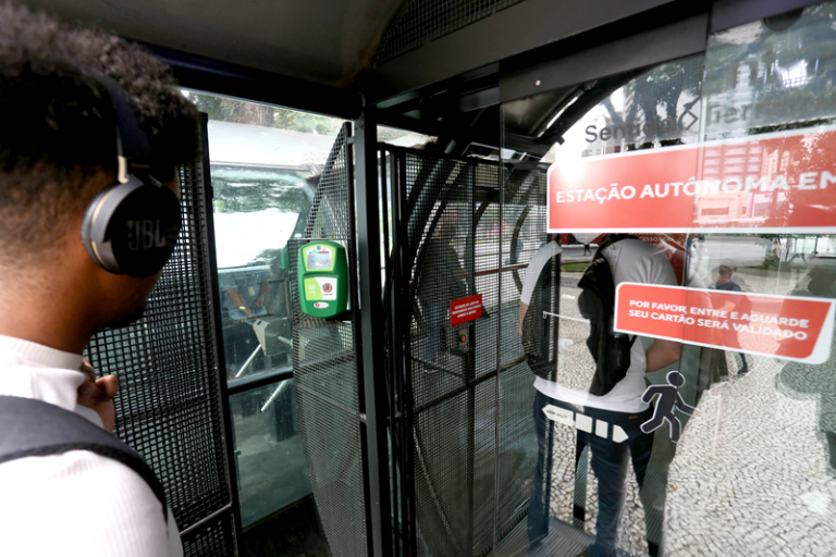 Urbs amplia testes com estação-tubo autônoma em Curitiba