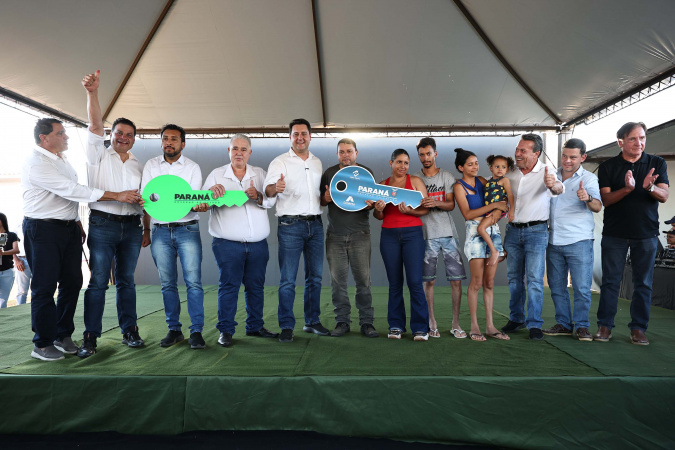 Governo do Paraná entrega moradias e investe em estradas rurais de Terra Rica