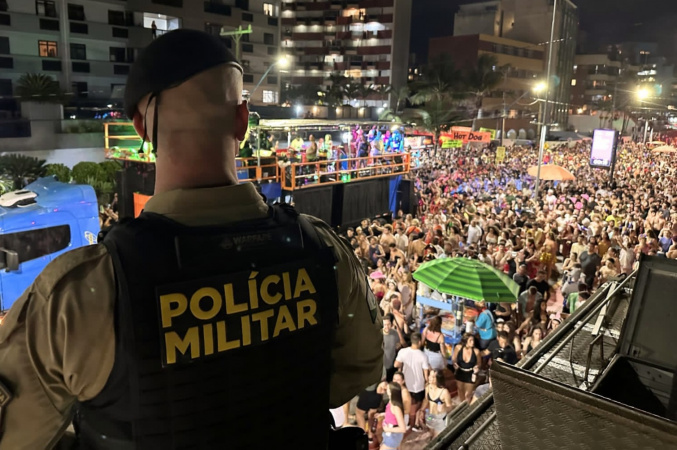 Carnaval no litoral do Paraná atrai quase 500 mil foliões em dois dias