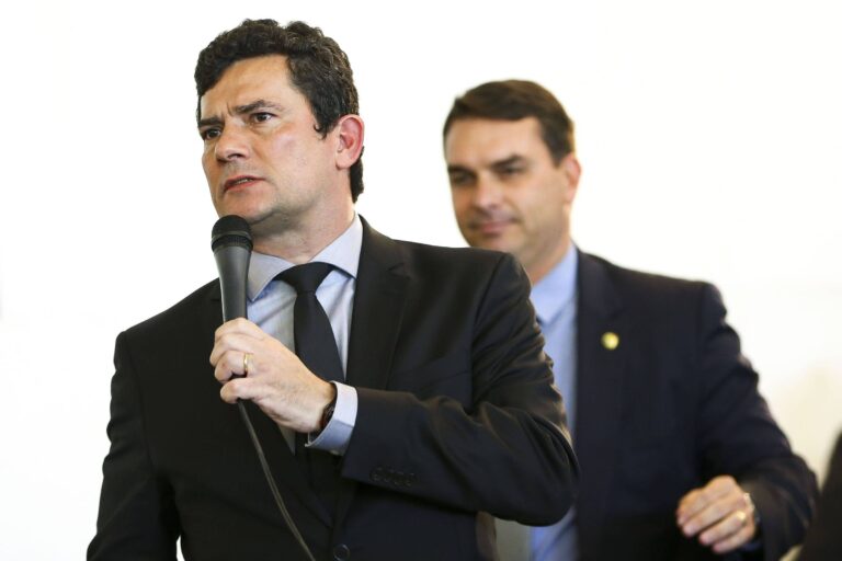 Flávio Bolsonaro pode apoiar Sergio Moro no Paraná para conter Ratinho Jr.