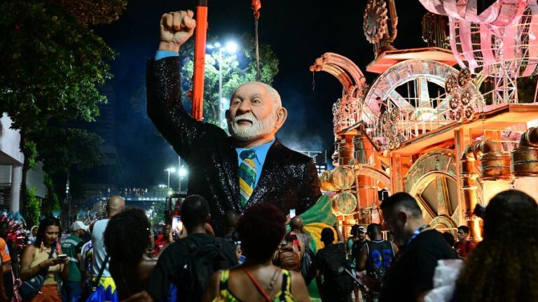 Bolsonaristas e petistas influenciaram posts sobre desfile em homenagem a Lula