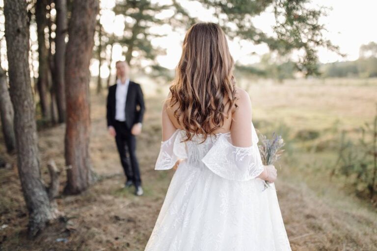 Casais neurodivergentes redefinem cerimônias de casamento para evitar barulho e desgaste