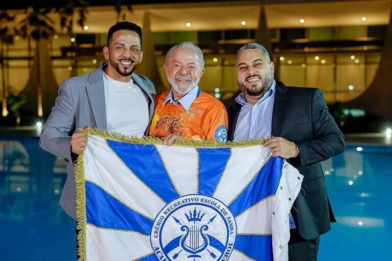 Desfile de carnaval em homenagem a Lula provoca debate sobre risco eleitoral