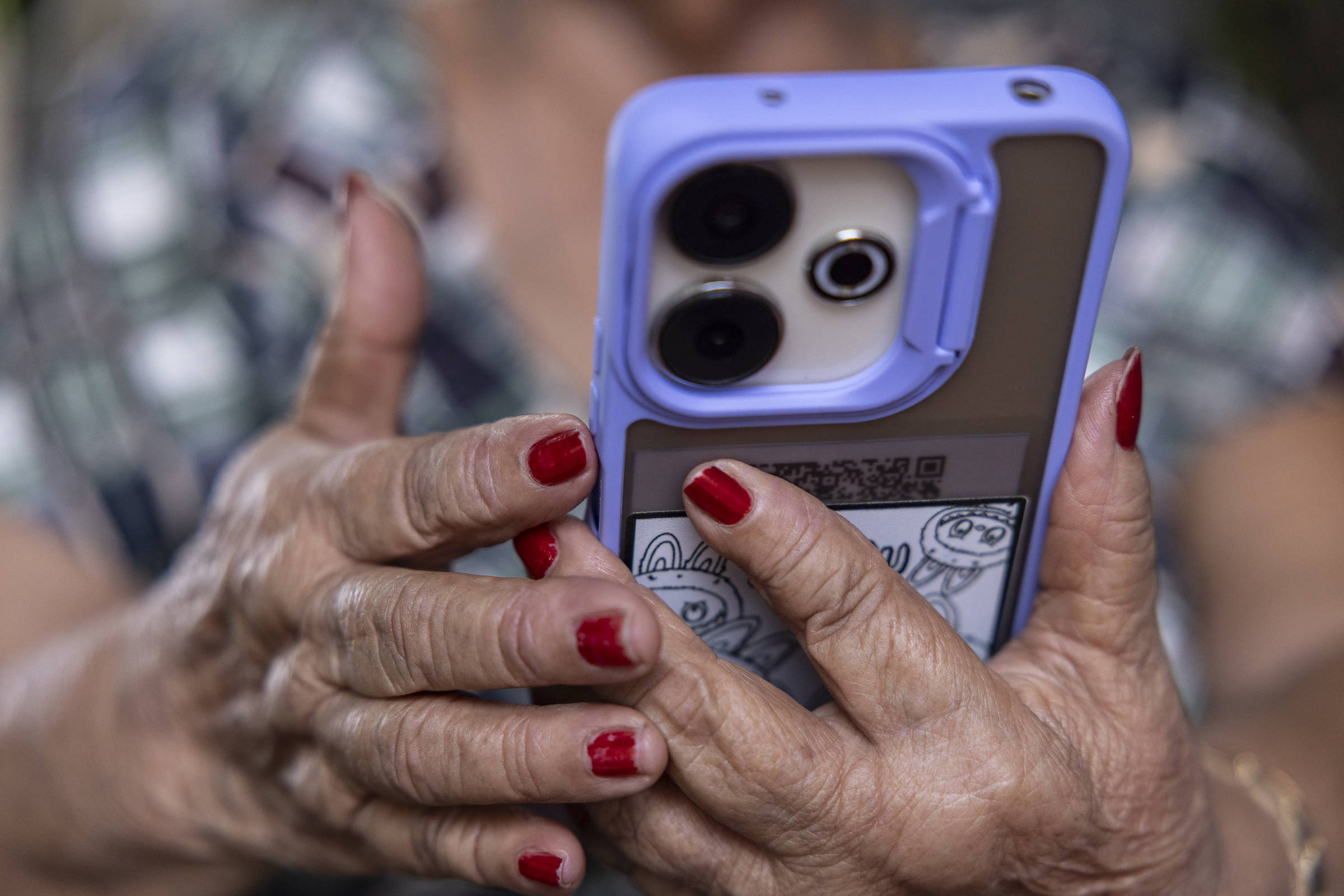 Vício de idosos em celular amplia riscos para saúde e segurança digital