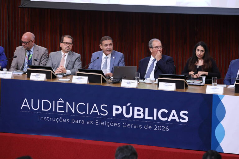 Tse encara desafios na regulação da inteligência artificial e influenciadores nas eleições