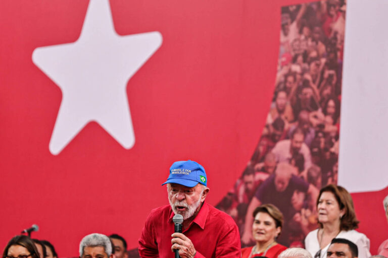 Samba em desfile de Niterói evidencia propaganda eleitoral irregular