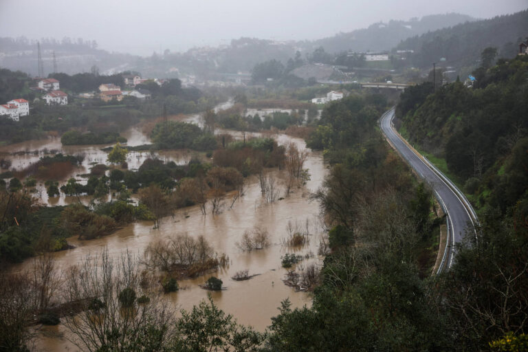 Estrada que liga Lisboa a Porto desaba após rompimento de dique em Portugal