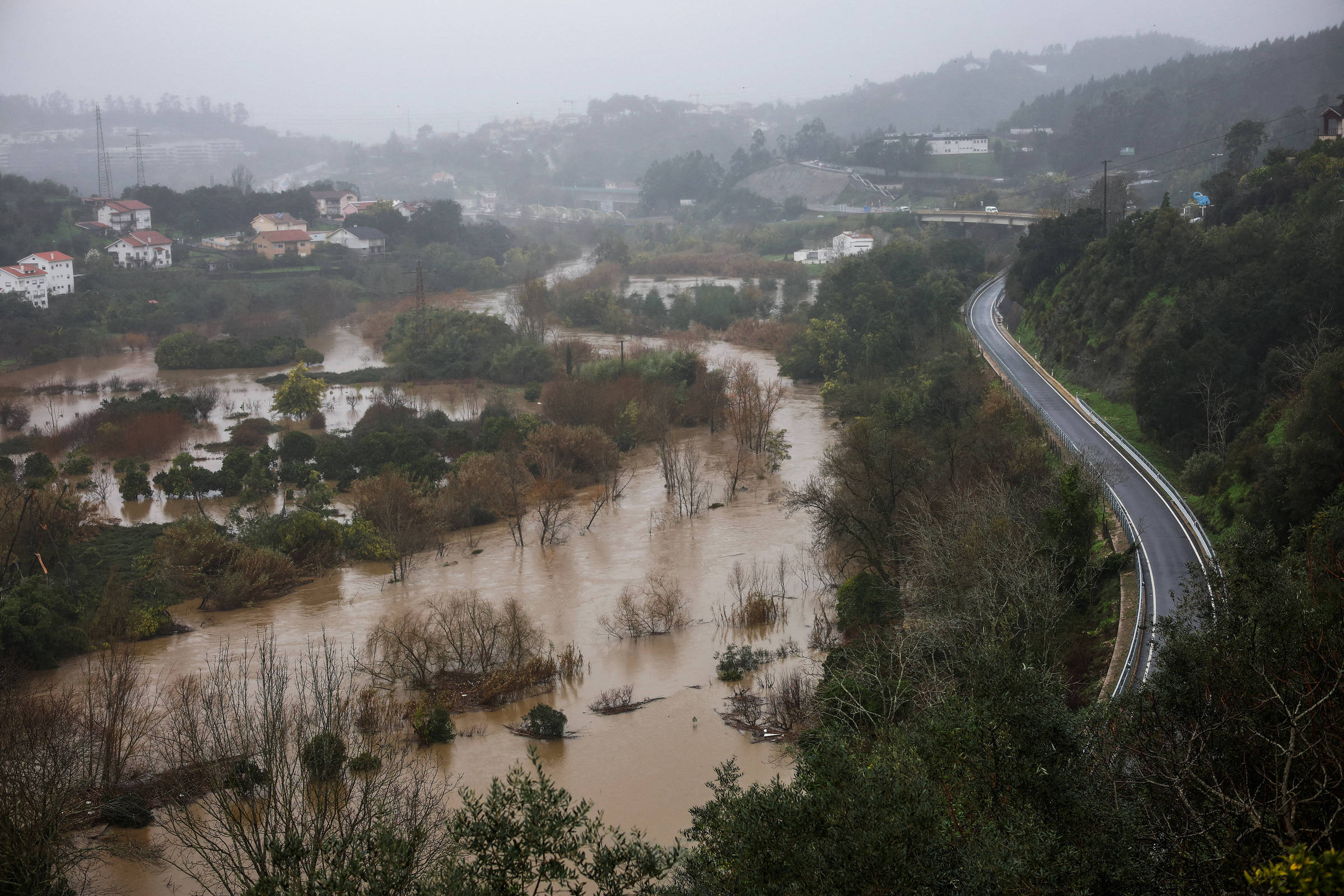 Estrada que liga Lisboa a Porto desaba após rompimento de dique em Portugal
