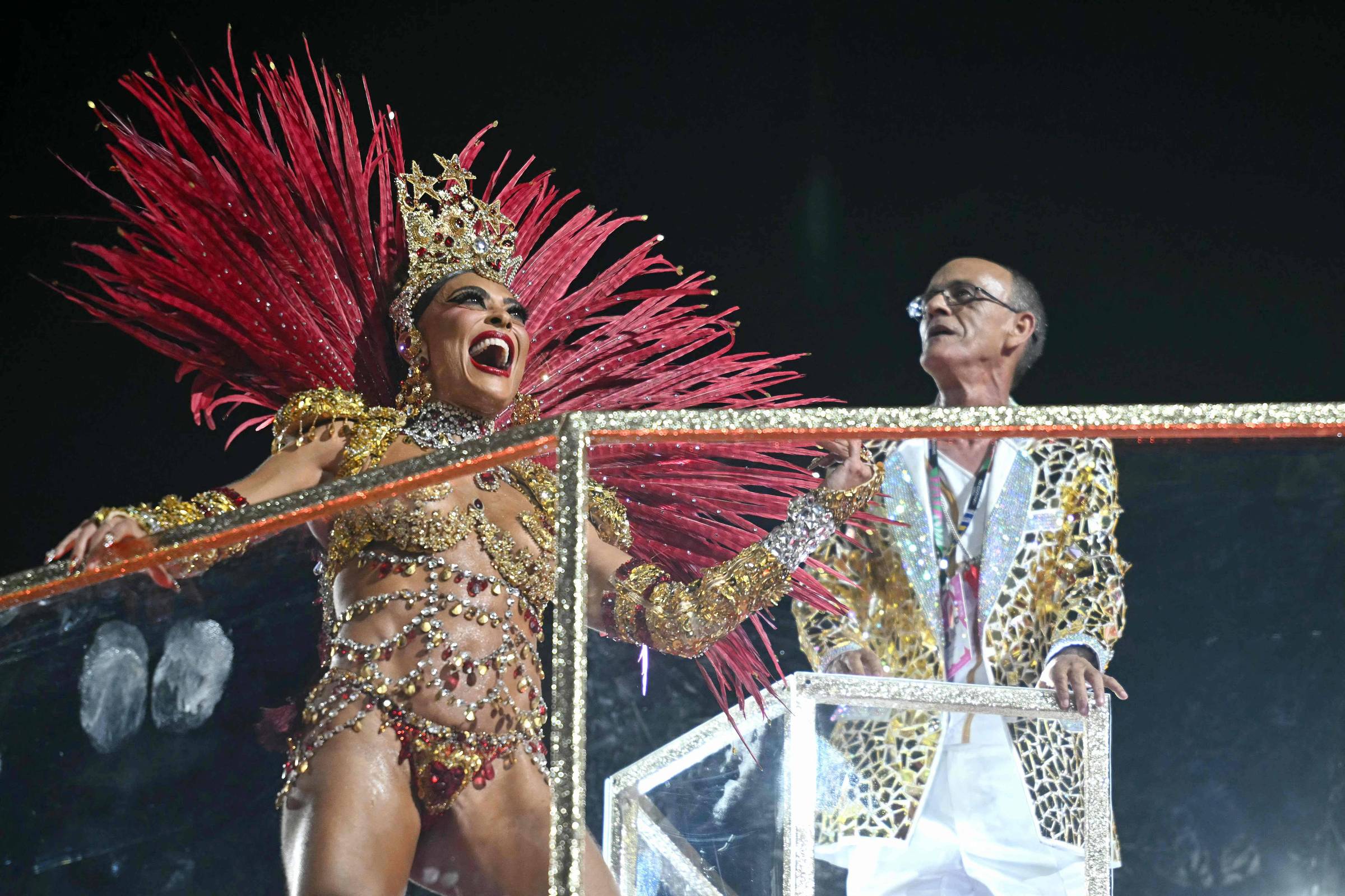 Viradouro emociona Sapucaí e brilha ao lado da Beija-Flor no Carnaval 2026