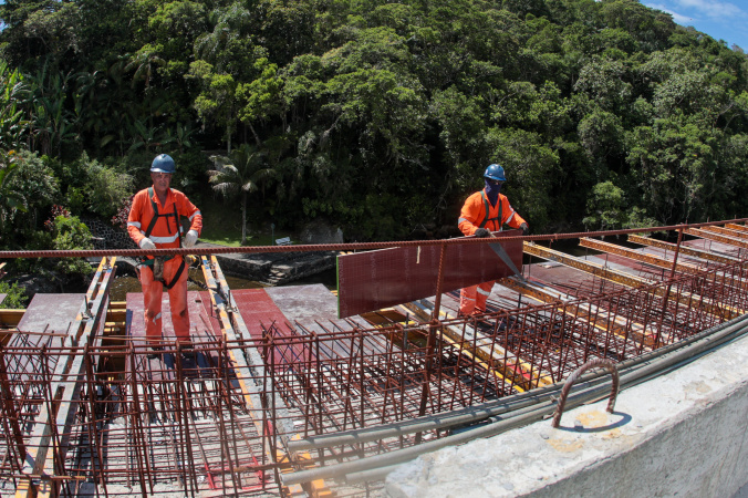 obras da ponte de guaratuba avançam durante o carnaval com trabalho 24 horas