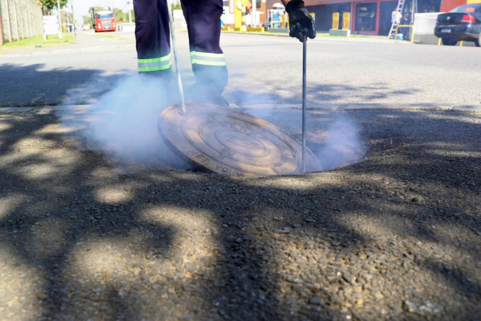 Sanepar intensifica fiscalização com teste de fumaça em redes de esgoto de Guaratuba
