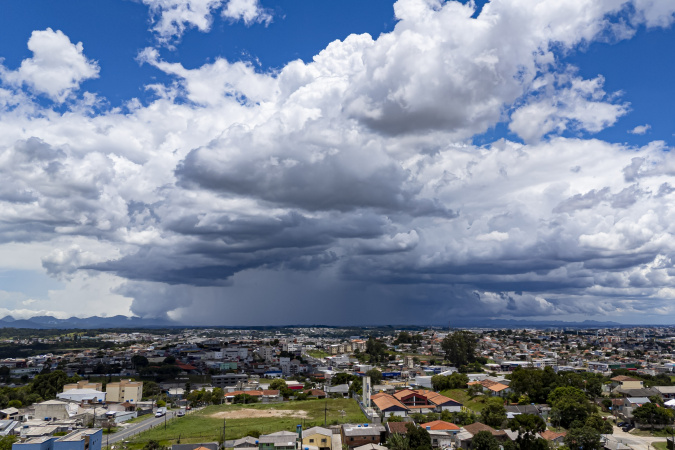 Nova frente fria impulsiona tempestades no Paraná a partir de 12 de fevereiro