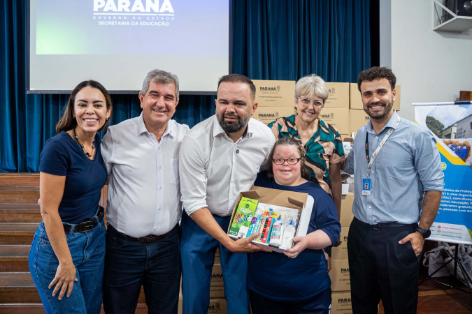 Alunos das Apaes do Paraná começam a receber kits escolares inéditos
