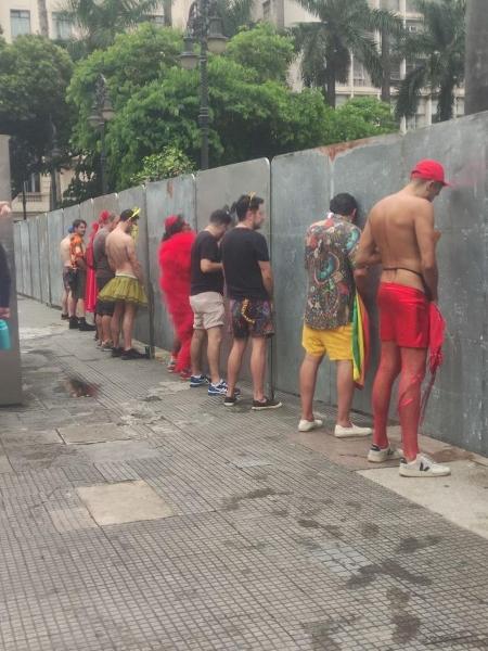 Xixi no meio da rua no Carnaval gera multa em várias capitais brasileiras